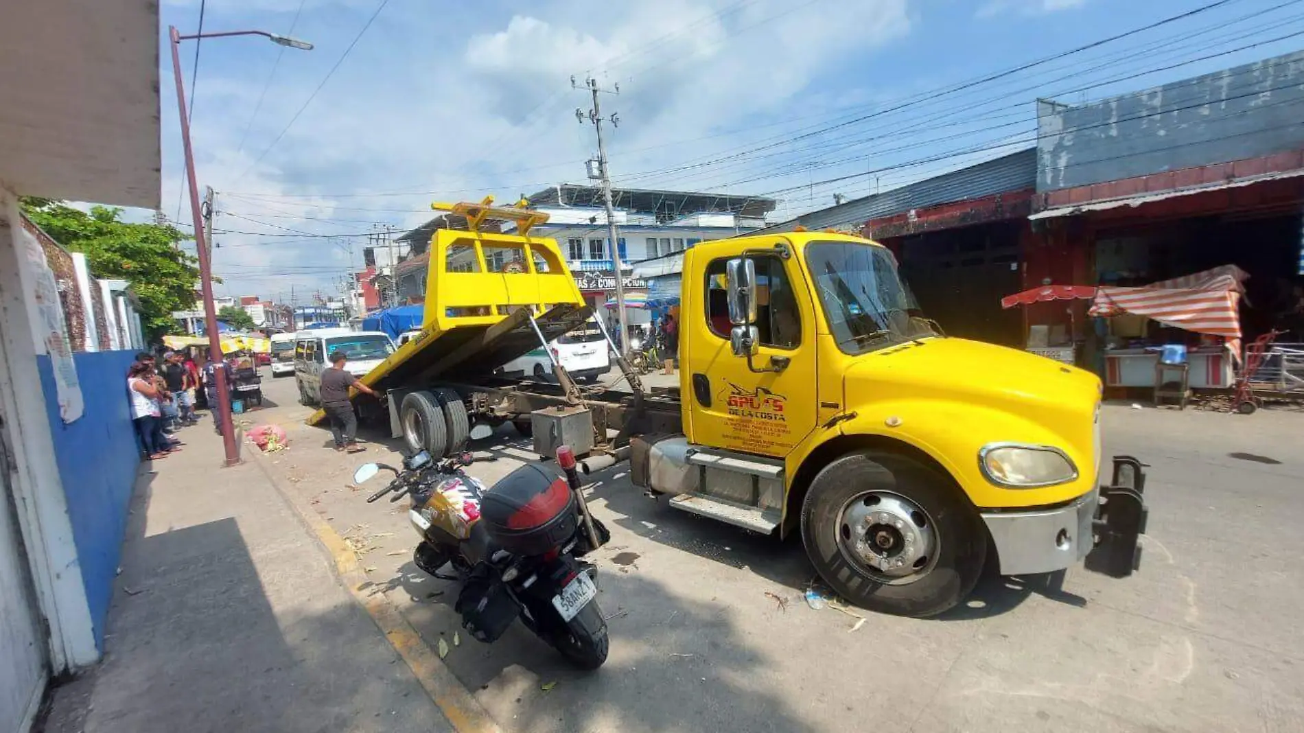 grua remolcando combi